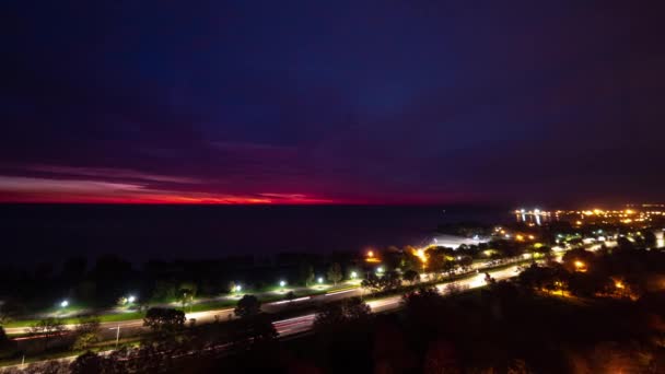 一个美丽的空中日出时分 天空燃烧着粉色 橙色和红色的星星星之火 交通拥挤在芝加哥滨湖大道上 — 图库视频影像