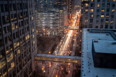 Chicago, IL - 9 Mart 2020: Sokaklar ve binalar yağmur bulutlarıyla kaplanırken araçlar Fairbanks Adliyesi 'ne doğru ilerliyor.