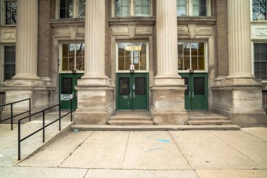 Chicago, IL - 3 Mayıs 2020: Swift Devlet Okulu 'nun klasik mimarisi ve binası COVID-19 kapanması sırasında kapalı, sessiz ve boş duruyor.