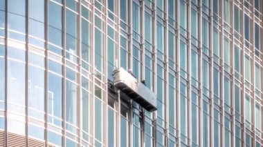 Chicago, IL - 3 Kasım 2018: Pencere temizleyicileri, asılmış bir iskelenin camlarını silerken şehir merkezindeki Trump Uluslararası Otel ve Kulesi 'nin ön cephesini geri püskürtüyor..