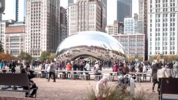 2018年11月3日 芝加哥 在一个阳光灿烂的秋天 当游客和当地人在著名的云门雕塑附近的广场闲逛时 千年公园里挤满了人 — 图库视频影像