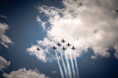 Chicago, IL - 12 Mayıs 2020: ABD Deniz Kuvvetleri Mavi Melekleri, ülkenin dört bir yanındaki büyük şehirlerde üstgeçitleri olan sağlık çalışanlarına ve ilk müdahale ekiplerine saygılarını sunuyor..