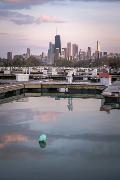 Chicago May 15Th 2020 Teal Green Balloon Floats Still Water — Stock Photo, Image