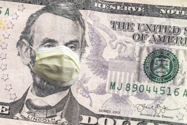 ABD kağıt para birimini kapatın. Abraham Lincoln, COVID-19 salgınından dolayı sarı doktor maskesi takıyor. Krizin ortasında büyük bir finans ya da ekonomik geçmiş oluşturuyor..