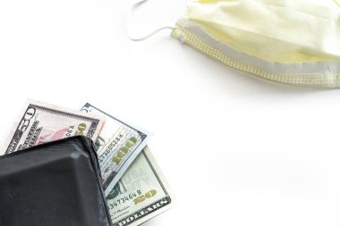 20,50 dolarlık banknotlar, siyah deri bir cüzdanın içinden fırlayıp, sarı bir maske takarak, beyaz bir arka planda, fotokopi alanı ile izole edilmiş..