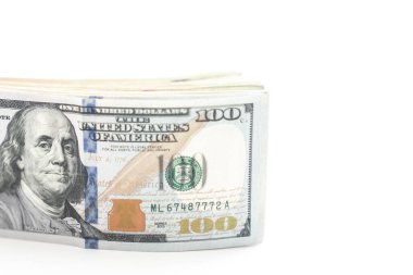 ABD kağıt para ya da nakit yığını 100 dolarlık banknotla kenarda durur ya da Benjamin beyaz arka planda fotokopi alanı ile izole edilmiştir..