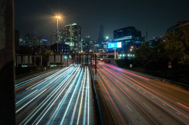 Chicago, IL - 21 Mayıs 2020: Willis Tower eski Sears Kulesi 'nde 4 gün süren elektrik kesintisi nedeniyle alt kattaki sel nedeniyle gökdelen binasını karanlıkta bırakan ışıklar yanmaya başladı.