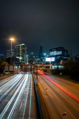 Chicago, IL - 21 Mayıs 2020: Willis Tower eski Sears Kulesi 'nde 4 gün süren elektrik kesintisi nedeniyle alt kattaki sel nedeniyle gökdelen binasını karanlıkta bırakan ışıklar yanmaya başladı.