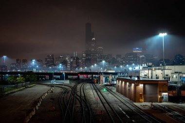 Chicago, IL - 21 Mayıs 2020: Willis Tower eski Sears Kulesi 'nde 4 gün süren elektrik kesintisi nedeniyle alt kattaki sel nedeniyle gökdelen binasını karanlıkta bırakan ışıklar yanmaya başladı.