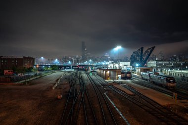 Chicago, IL - 21 Mayıs 2020: Willis Tower eski Sears Kulesi 'nde 4 gün süren elektrik kesintisi nedeniyle alt kattaki sel nedeniyle gökdelen binasını karanlıkta bırakan ışıklar yanmaya başladı.