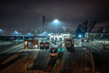 Chicago, IL - 21 Mayıs 2020: Willis Tower eski Sears Kulesi 'nde 4 gün süren elektrik kesintisi nedeniyle alt kattaki sel nedeniyle gökdelen binasını karanlıkta bırakan ışıklar yanmaya başladı.