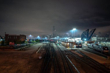 Chicago, IL - 21 Mayıs 2020: Willis Tower eski Sears Kulesi 'nde 4 gün süren elektrik kesintisi nedeniyle alt kattaki sel nedeniyle gökdelen binasını karanlıkta bırakan ışıklar yanmaya başladı.