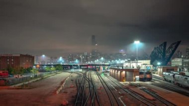 Chicago, IL - 21 Mayıs 2020: Willis Kulesi 'nde eskiden Sears Kulesi olan bir elektrik kesintisi nedeniyle alt kattaki su baskını nedeniyle ışıklar dört gün boyunca gökdelendeki gökdelenden karanlıkta kalmaya başladı..