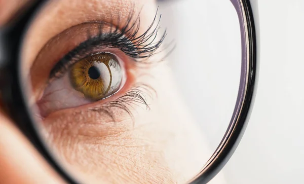Θηλυκή μάτι με γυαλιά βλέμματα επάνω - όραμα των βασικών εννοιών — Φωτογραφία Αρχείου