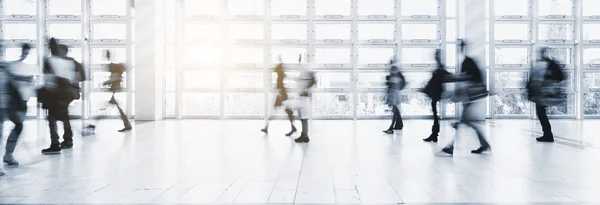 Anonieme menigte van mensen lopen op een vakbeurs — Stockfoto