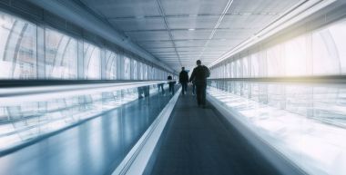 Taşıt ile bulanık gökyüzünde