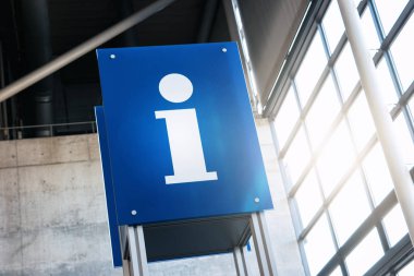 bir trainstation bilgi işareti