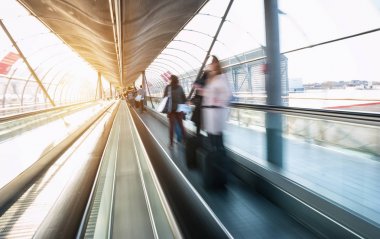 gökyüzünde bulanık iş adamları ile