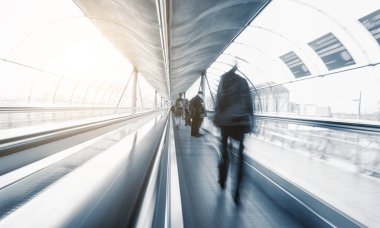 Abstrakt Commuters bir yürüyen merdiven üzerinde hız