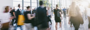 Anonim Kişilik modern bir salonunda yürüyen kalabalık