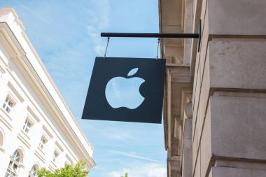 Londra'da bir Apple mağazasında Apple logosu.