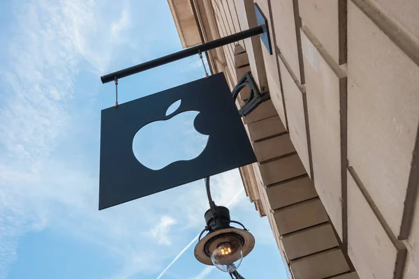 Embleem van Apple op een Apple-winkel. — Stockfoto
