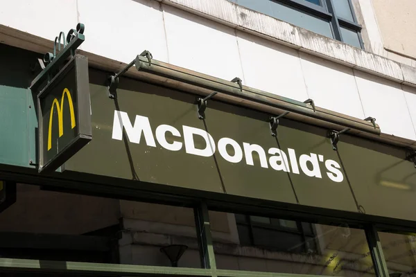 Señal de logotipo de la tienda McDonalds — Foto de Stock