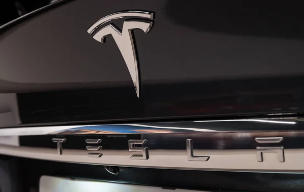 Siyah bir araba üzerinde Tesla Logosu. — Stok fotoğraf