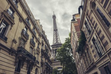 Küçük bir sokakta, Paris, Fransa, Eyfel Kulesi'nden görünümünü