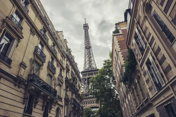 Udsigt over Eiffeltårnet fra en lille gade, Paris, Frankrig - Stock-foto