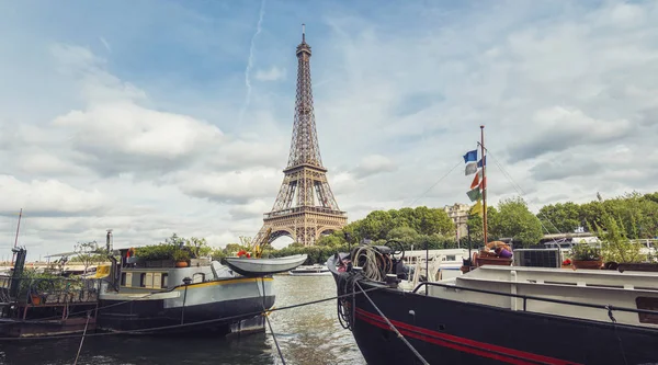 Seine-Párizs-Eiffel-torony egy felhős nyári napon — Stock Fotó