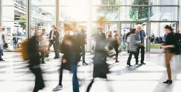 Multitud de empresarios anónimos caminando por un pasillo — Foto de Stock