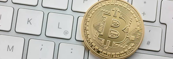 Digitalwährung Bitcoin auf der Computertastatur — Stockfoto
