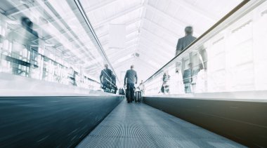 bir yürüyen merdiven üzerinde bulanık commuters