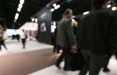 Fuar ziyaretçileri ile genel arka plan bulanıklık etkisi uygulanan ticaret