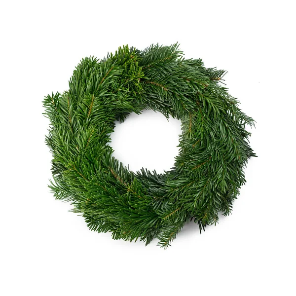 白い背景上に分離されて伝統的な緑のクリスマスの花輪. — ストック写真