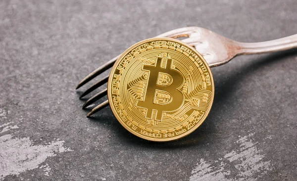 Bitcoin (BTC) en un tenedor, imagen de concepto de critomoneda digital — Foto de Stock