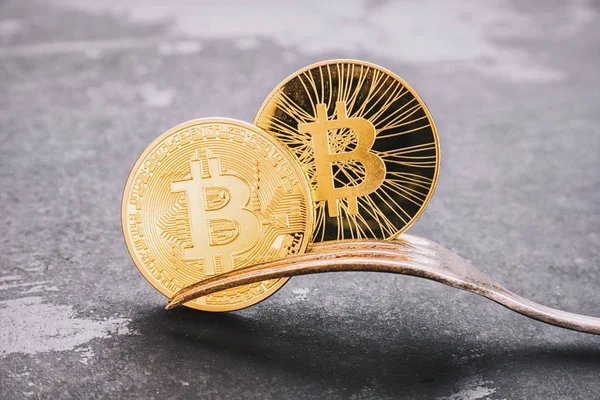 Bitcoin e Bitcoin-Cash Hard Fork, criptomoeda dourada — Fotografia de Stock