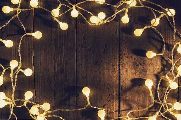 рождественские огни на деревянных досках, с копирайтом
