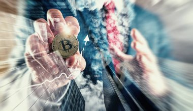 Bitcoin tutan bir iş adamı. Bitcoin tüm zamanların en yüksek yatırım