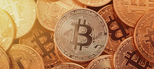 Goldene Bitcoins. neues virtuelles Geld. — Stockfoto