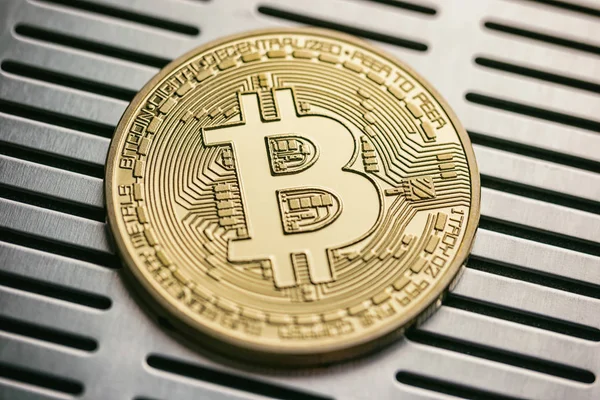 Bitcoin dorado con fondo metálico. imagen conceptual para cr — Foto de Stock