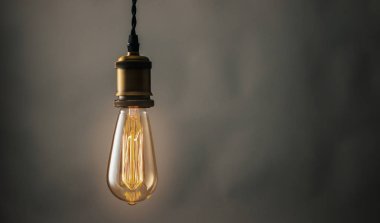 Işıklı vintage Edison ampul asılı 