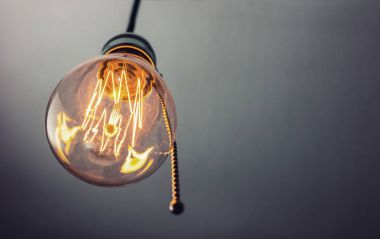 Vintage asılı ampul çekme anahtarı ile aydınlatılmış