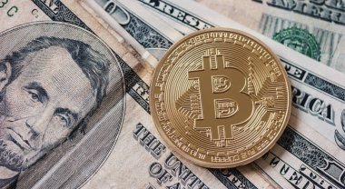 Altın bitcoin dolar faturaları ile. Kripto cur kavramsal fotoğrafı