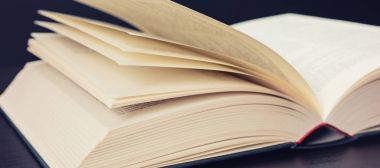 Bir tablo açık kitap sayfalarında