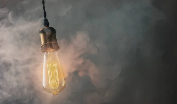 Lâmpada Edison Vintage retrô com fumaça enevoada — Fotografia de Stock