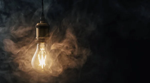 Lâmpada Edison vintage com fumaça — Fotografia de Stock