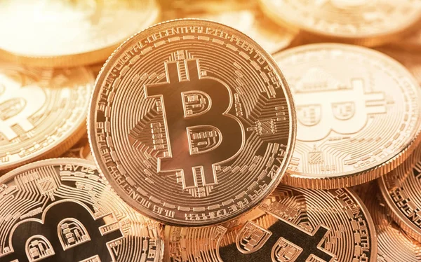 Foto Golden Bitcoins Mining (virtuelles Geld) ) — Stockfoto