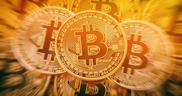 Goldene Bitcoins häufen sich. Konzeptionelles Image für Kryptowährung. — Stockfoto